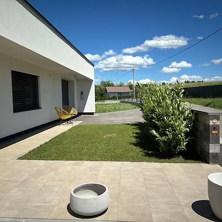 Villa Im Gruenen Mutnik